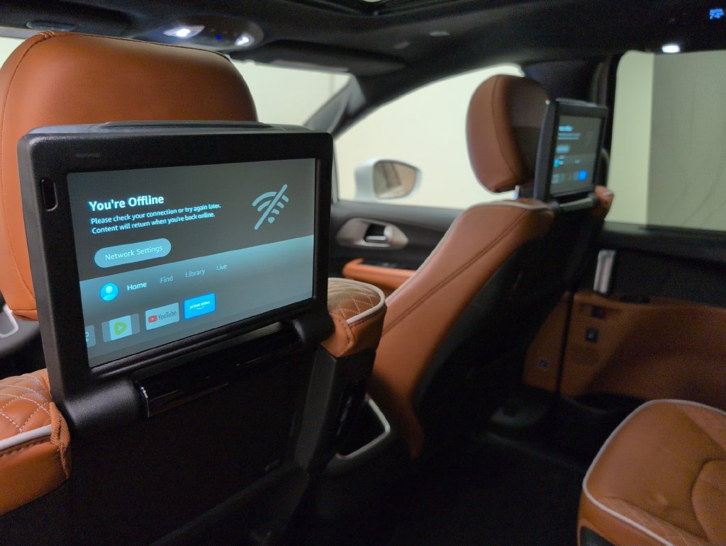 Used 2024 Chrysler Pacifica Pinnacle FWD image 44