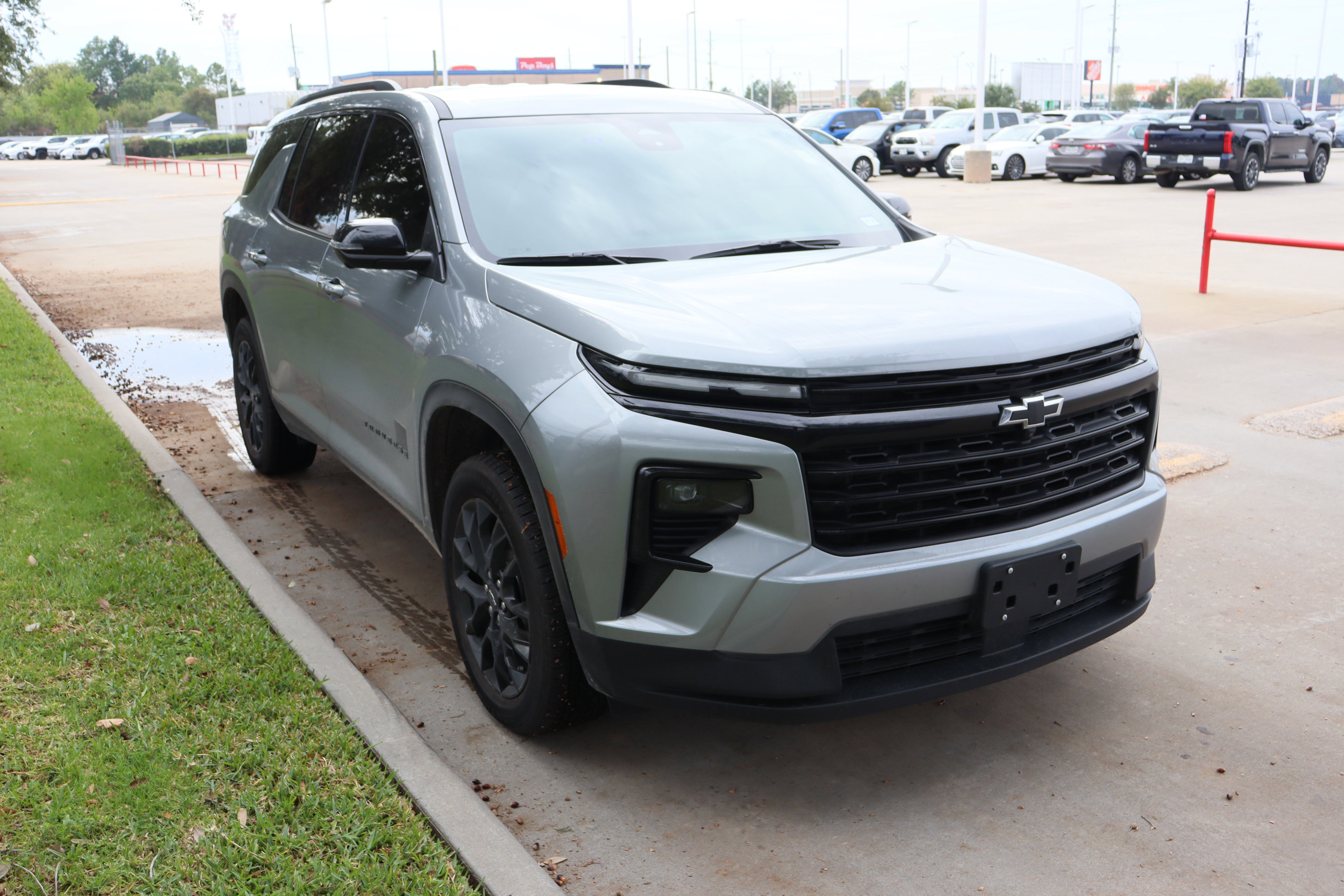 Used 2024 Chevrolet Traverse LT w/ Midnight/Sport Edition image 2