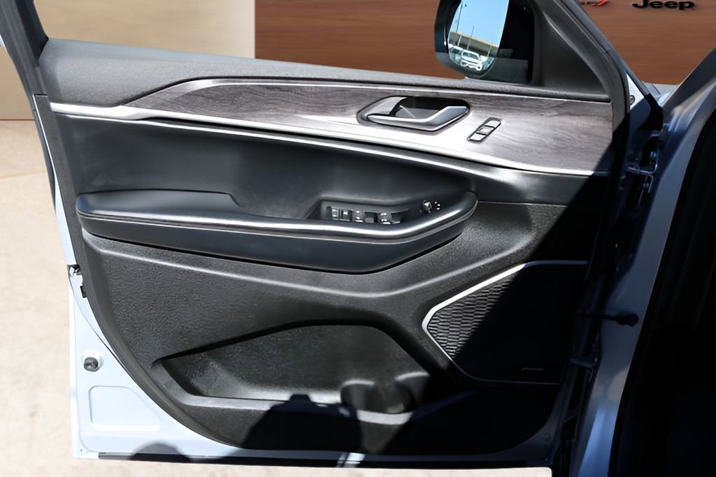 Used 2022 Jeep Grand Cherokee L Limited RWD image 10