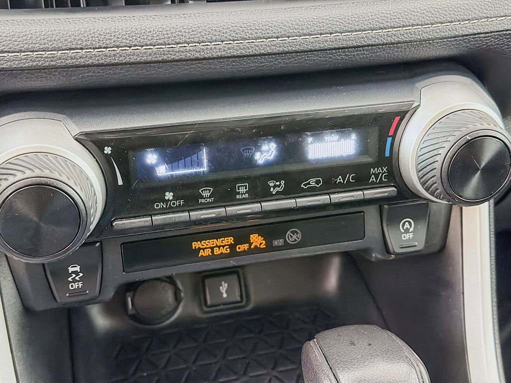 Used 2021 Toyota RAV4 LE image 32