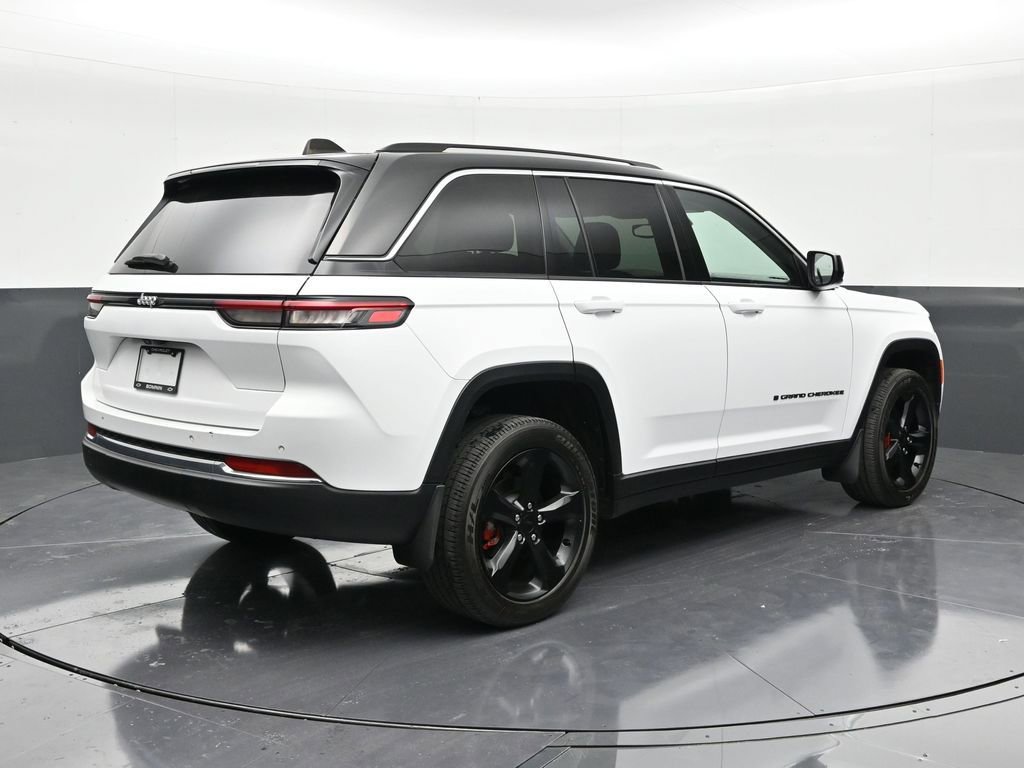 Used 2023 Jeep Grand Cherokee Laredo image 5