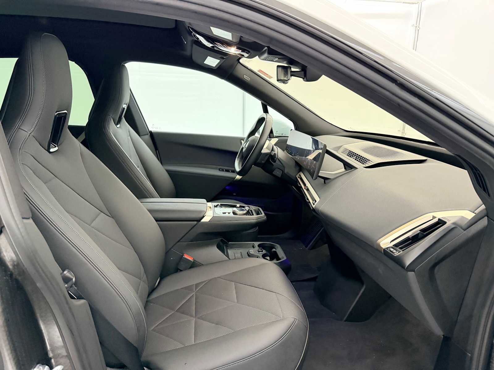 Used 2023 BMW iX xDrive50 w/ Sport Package image 22