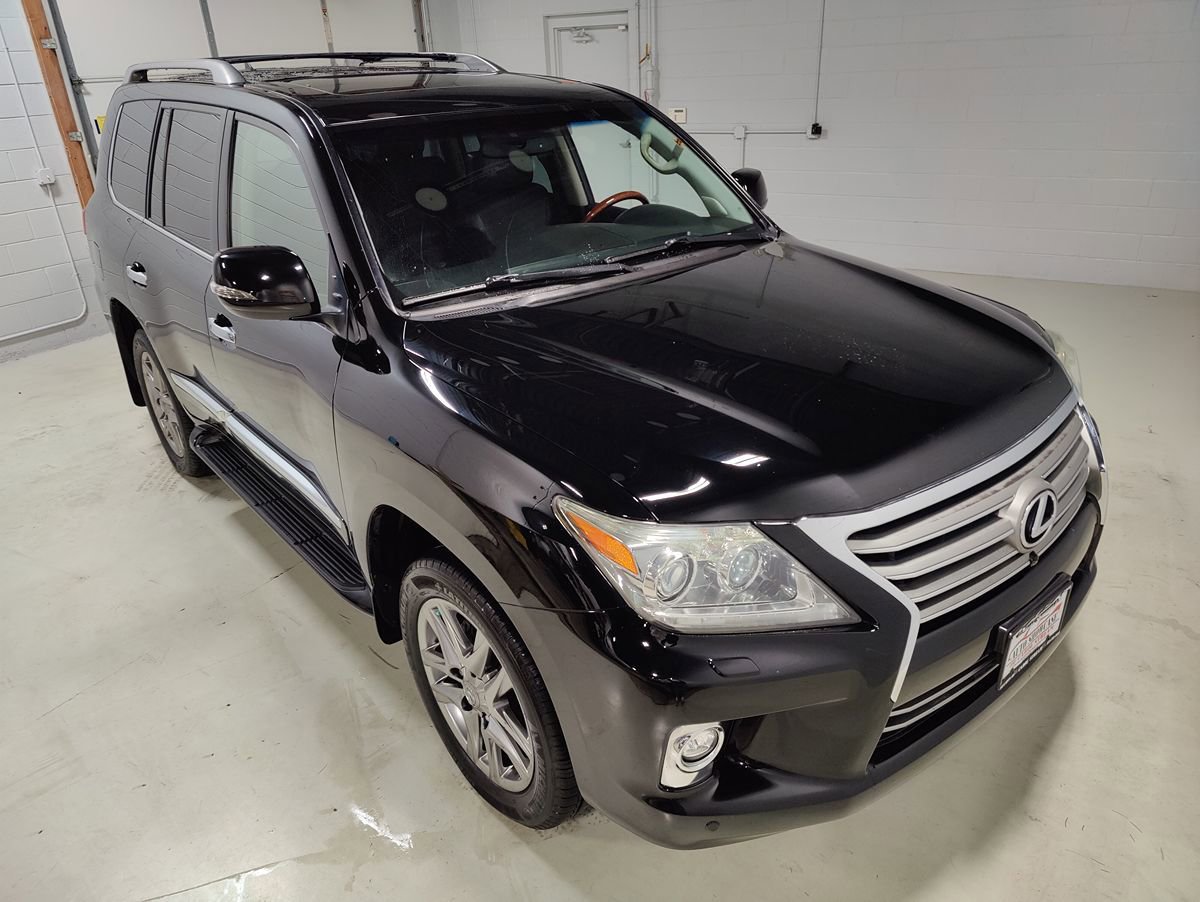 Used 2015 Lexus LX 570 4WD w/ Luxury Package image 2
