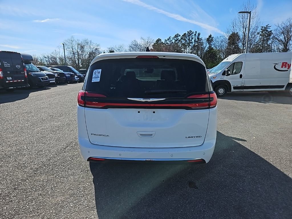 Used 2024 Chrysler Pacifica Limited image 6
