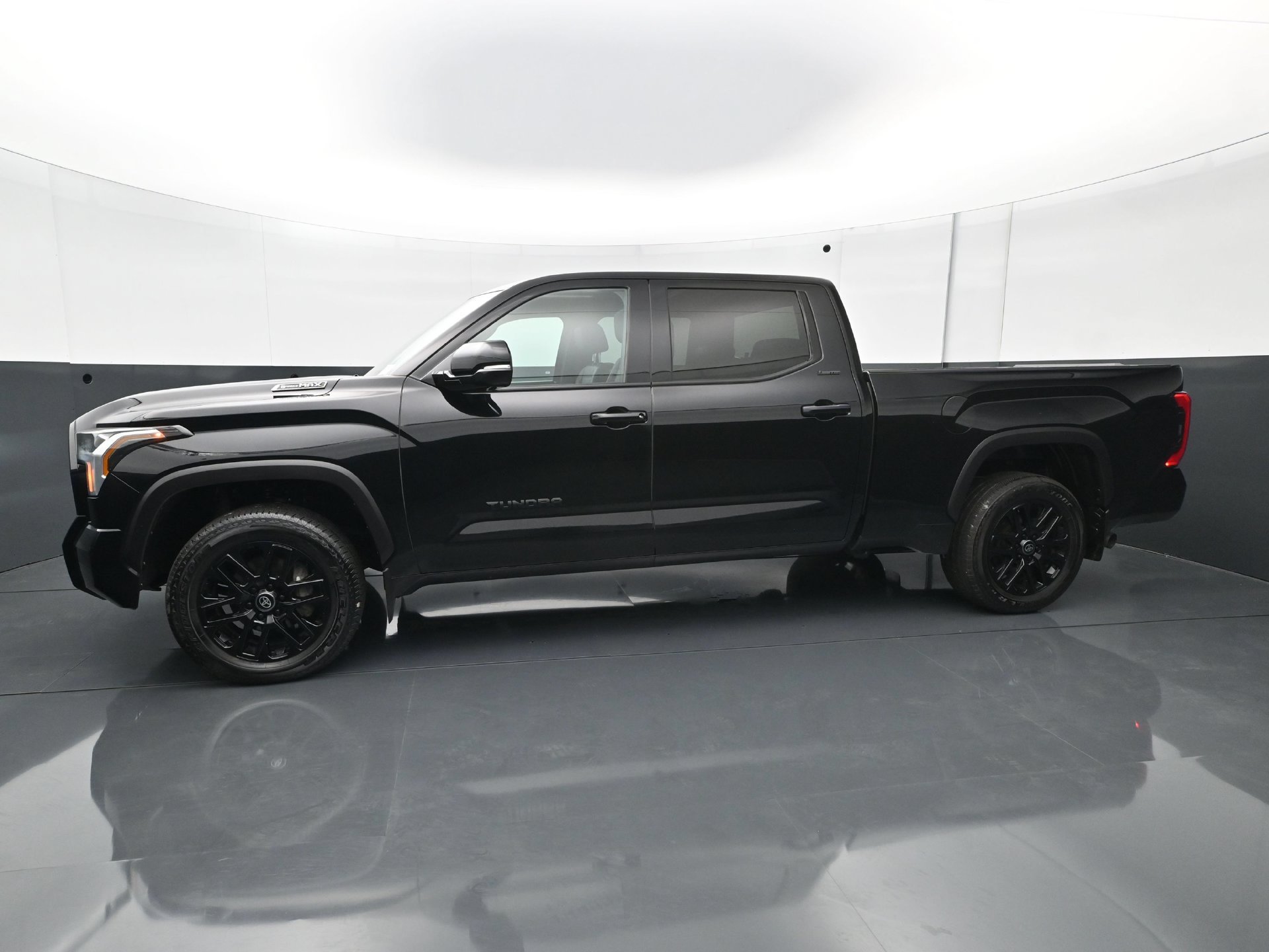 Used 2025 Toyota Tundra Limited AWD/4WD image 3