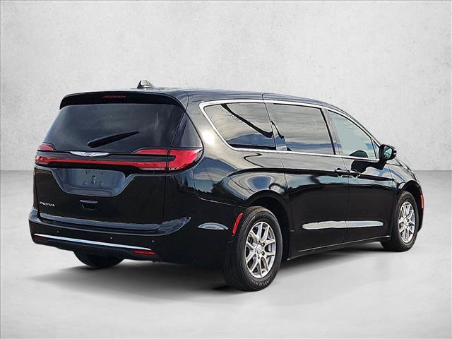 Used 2025 Chrysler Pacifica Select FWD image 5