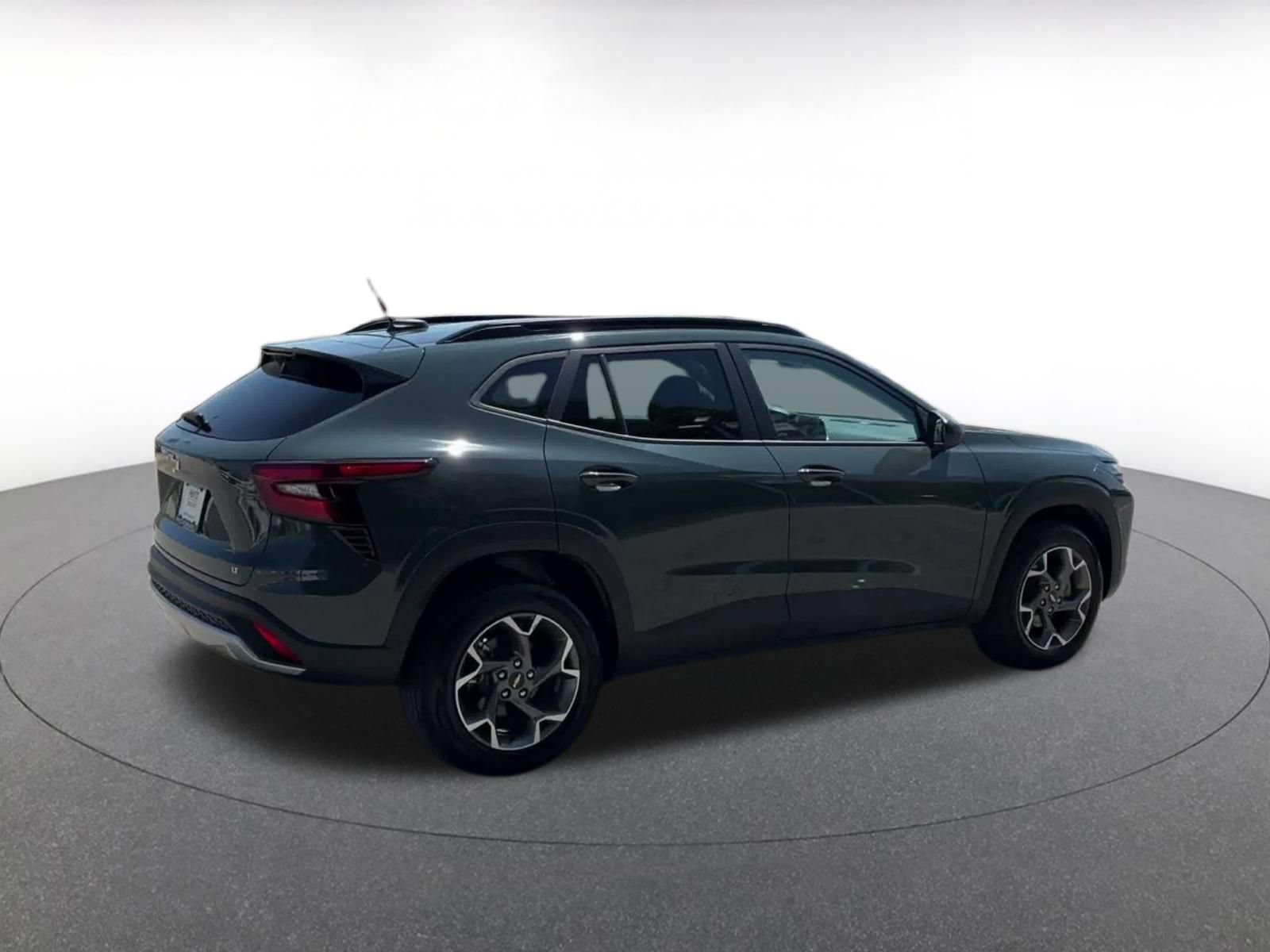 Used 2025 Chevrolet Trax LT FWD image 14