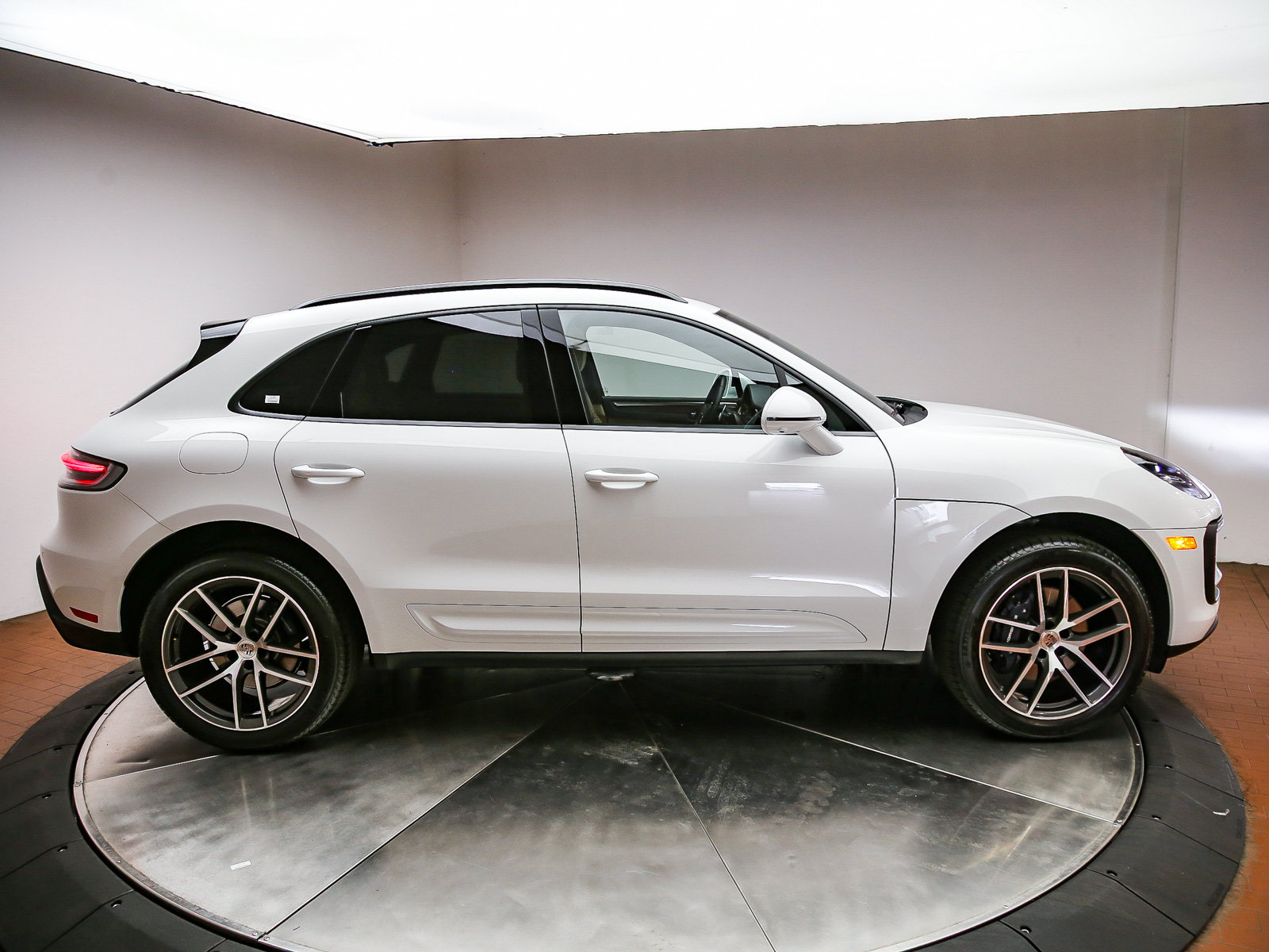 Certified 2025 Porsche Macan 4S Electric AWD/4WD image 37
