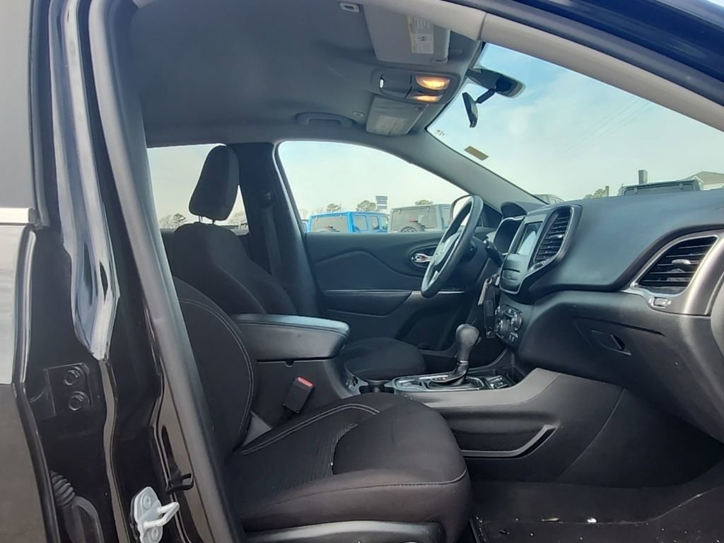 Certified 2019 Jeep Cherokee Latitude w/ Popular Appearance Group image 25