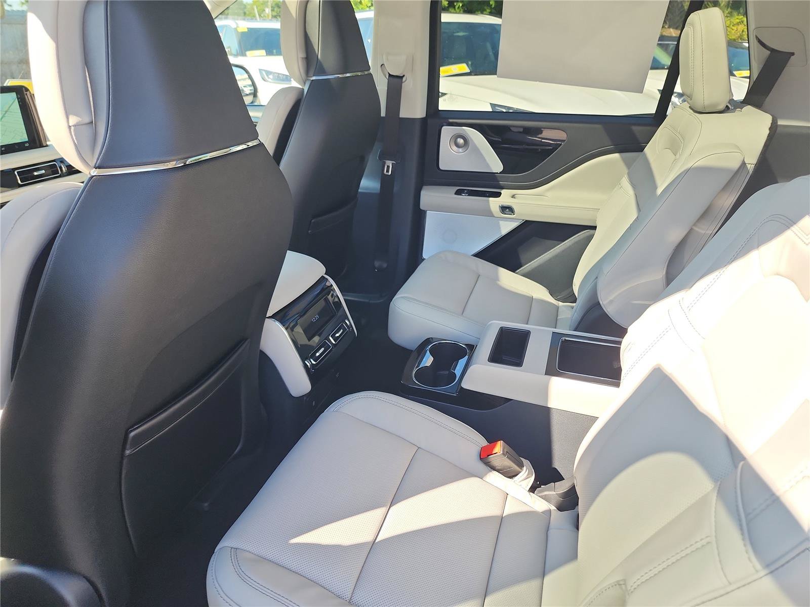 New 2026 Lincoln Aviator Reserve w/ Luxury Package RWD image 18