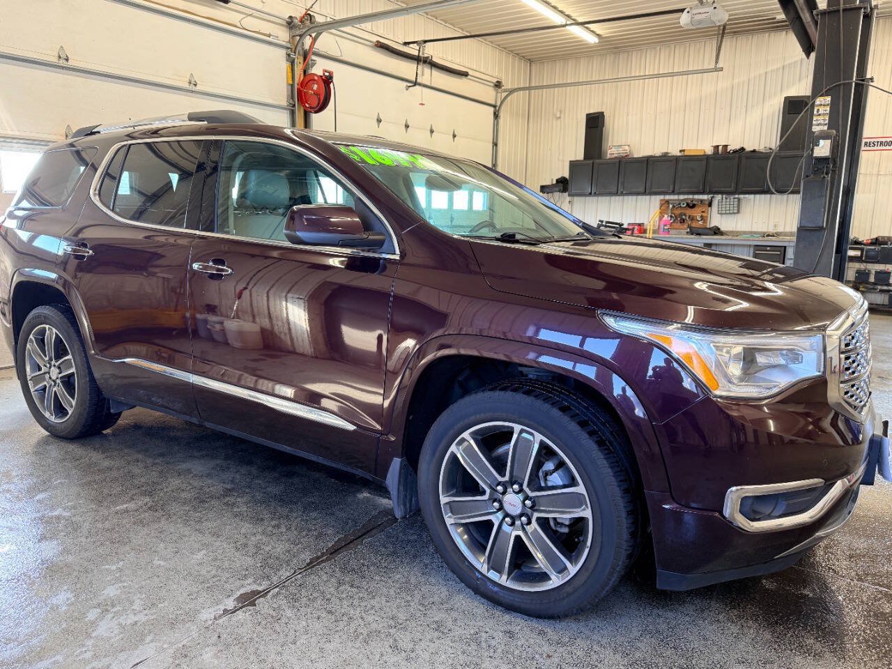 Used 2017 GMC Acadia Denali w/ Technology Package AWD/4WD image 4
