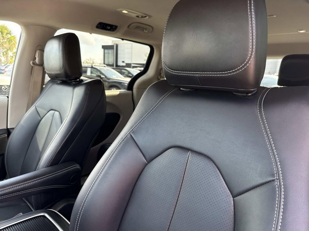 Used 2024 Chrysler Pacifica Touring-L image 25