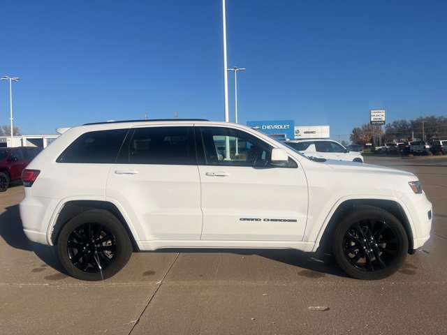 Used 2020 Jeep Grand Cherokee Altitude image 3