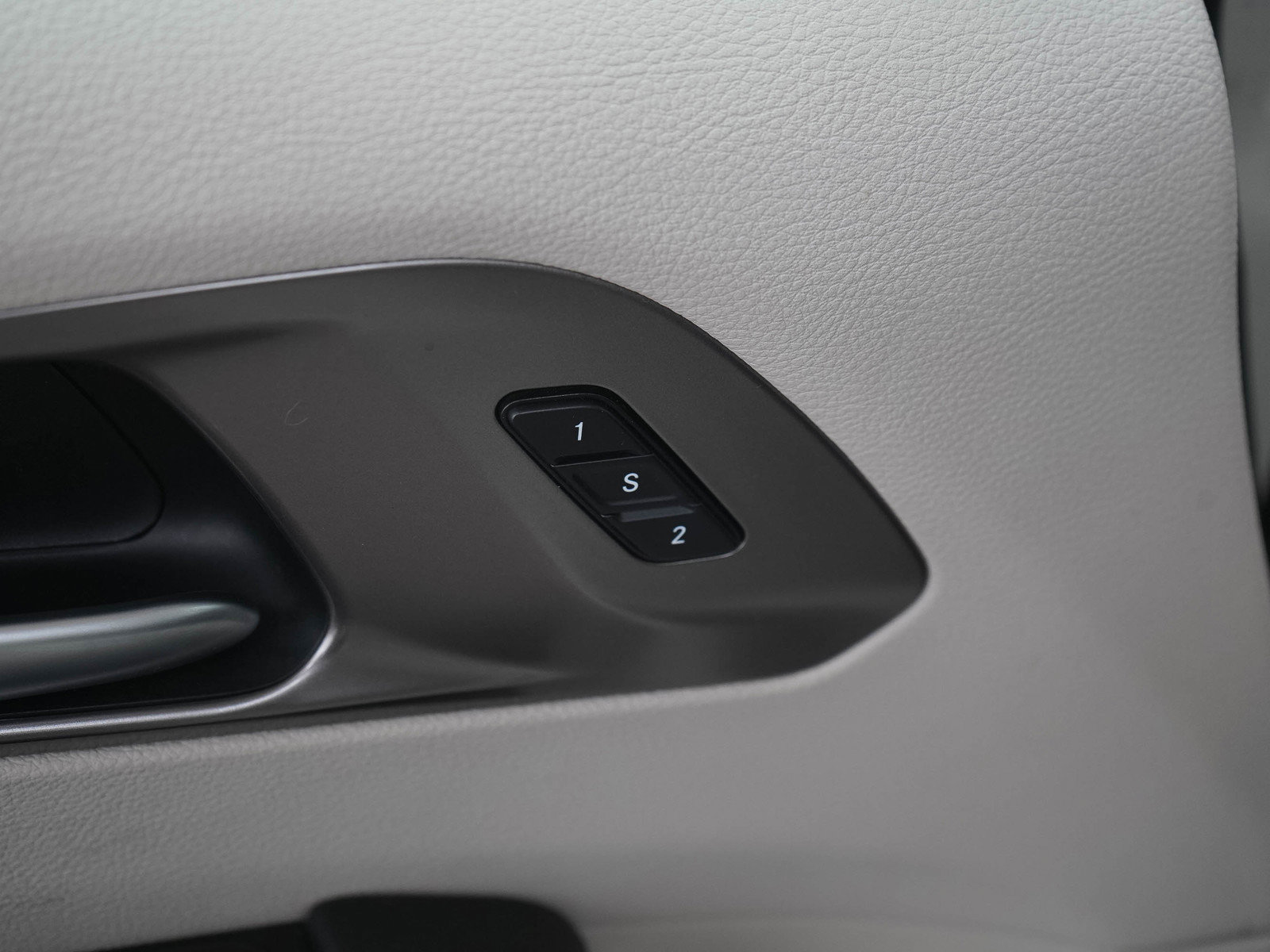 Used 2017 Chrysler Pacifica Limited w/ UConnect Theater Package FWD image 25