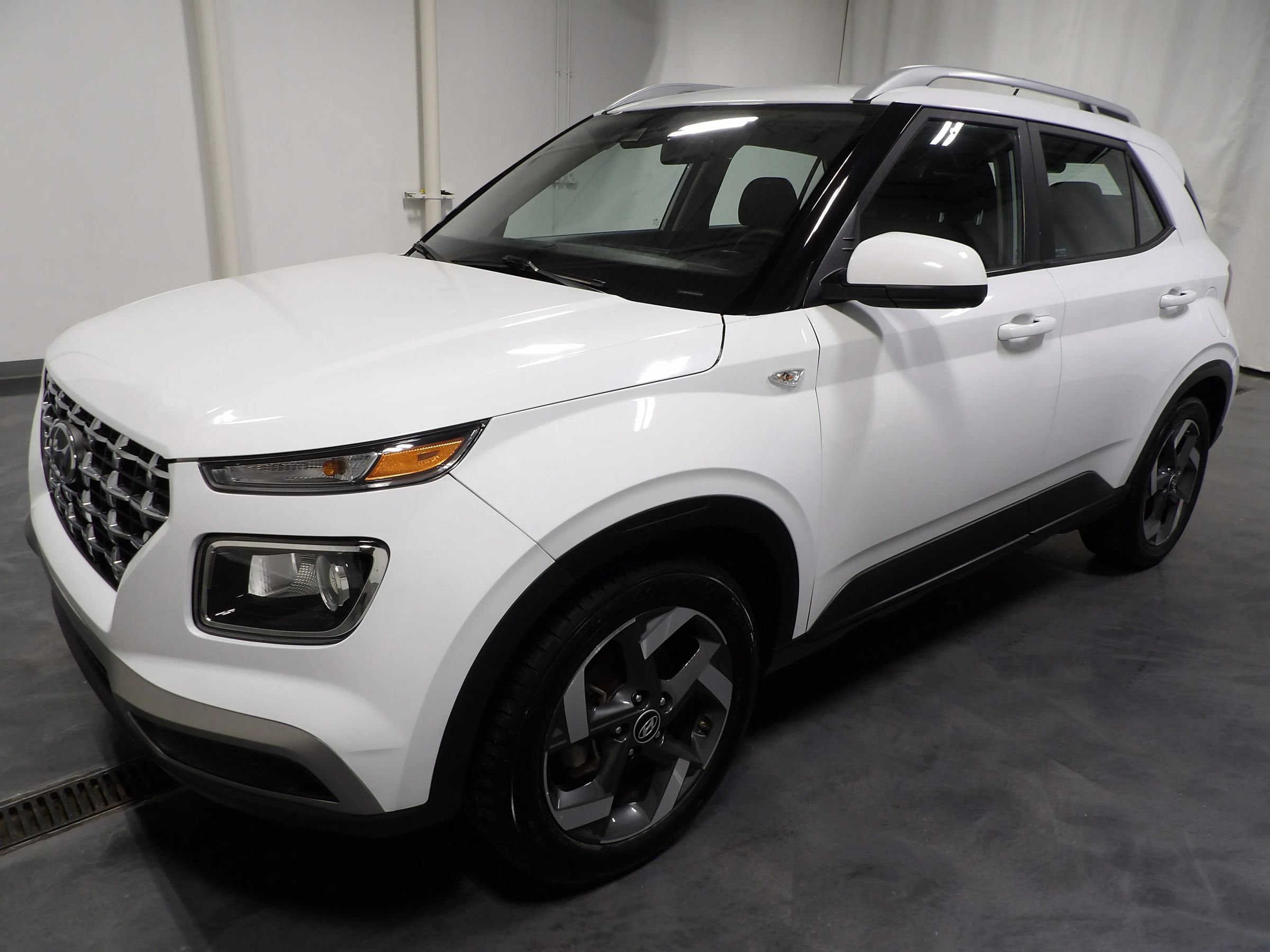 Used 2023 Hyundai Venue SEL w/ Cargo Package FWD image 4