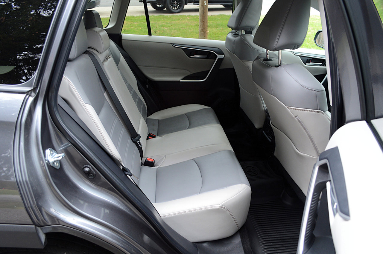 Used 2025 Toyota RAV4 XLE Premium image 17