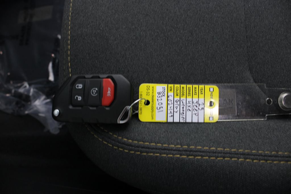 Used 2025 Jeep Wrangler Unlimited Sahara AWD/4WD image 7
