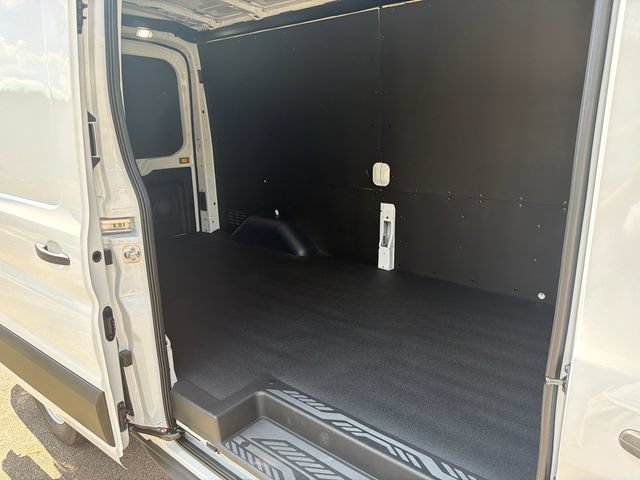 New 2027 Ford Transit 250 148 Medium Roof w/ Load Area Protection Package RWD image 17