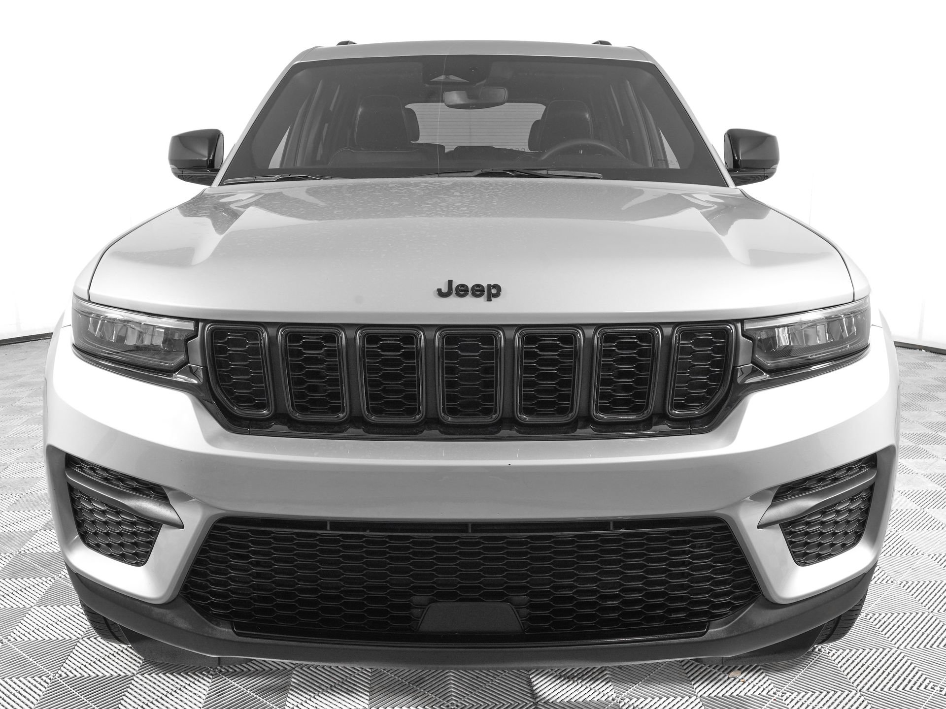 Used 2023 Jeep Grand Cherokee Altitude AWD/4WD image 2