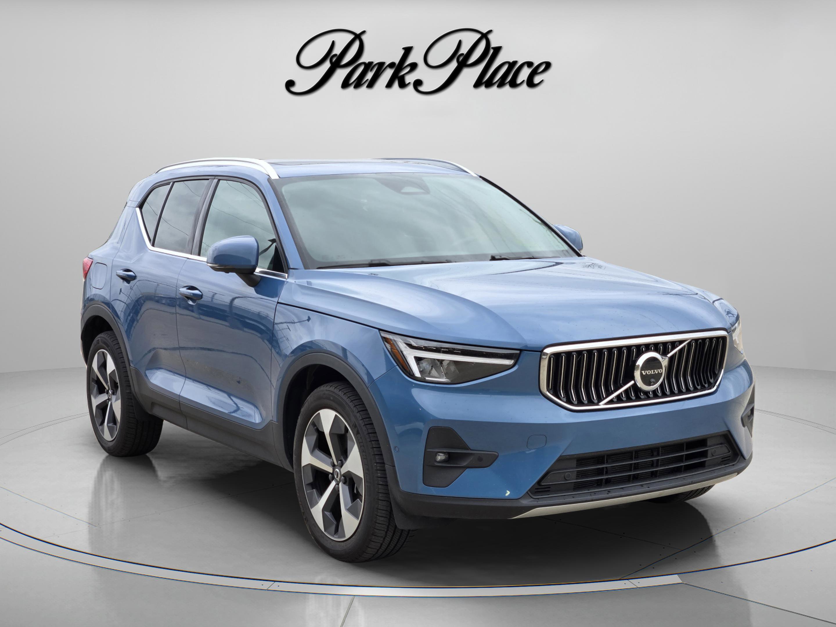Used 2025 Volvo XC40 B5 Plus image 9