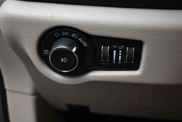 Used 2023 Chrysler Pacifica Touring-L FWD image 31