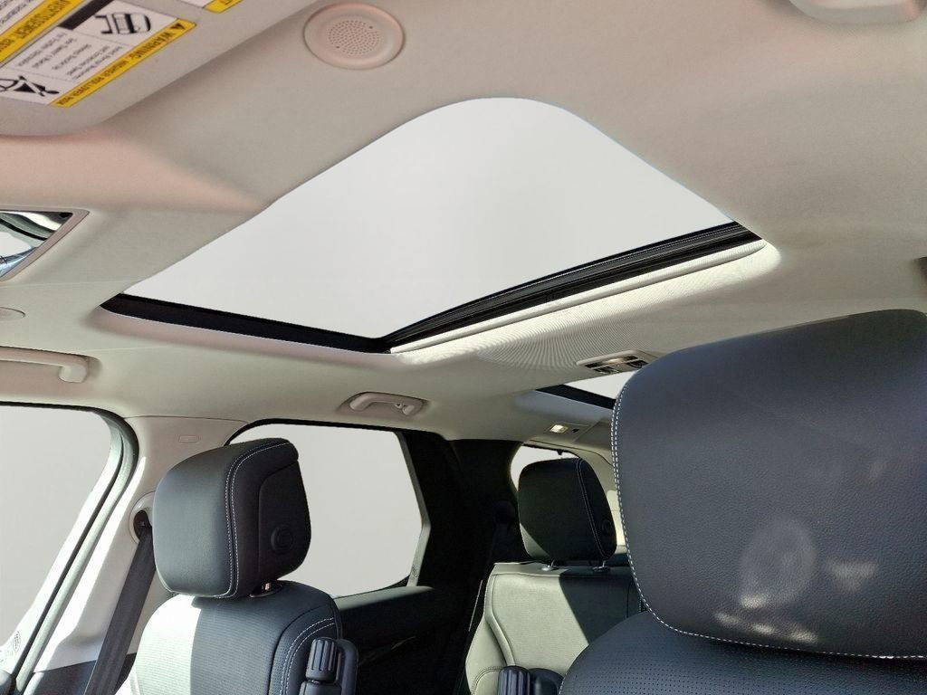 Used 2024 Land Rover Discovery S image 16