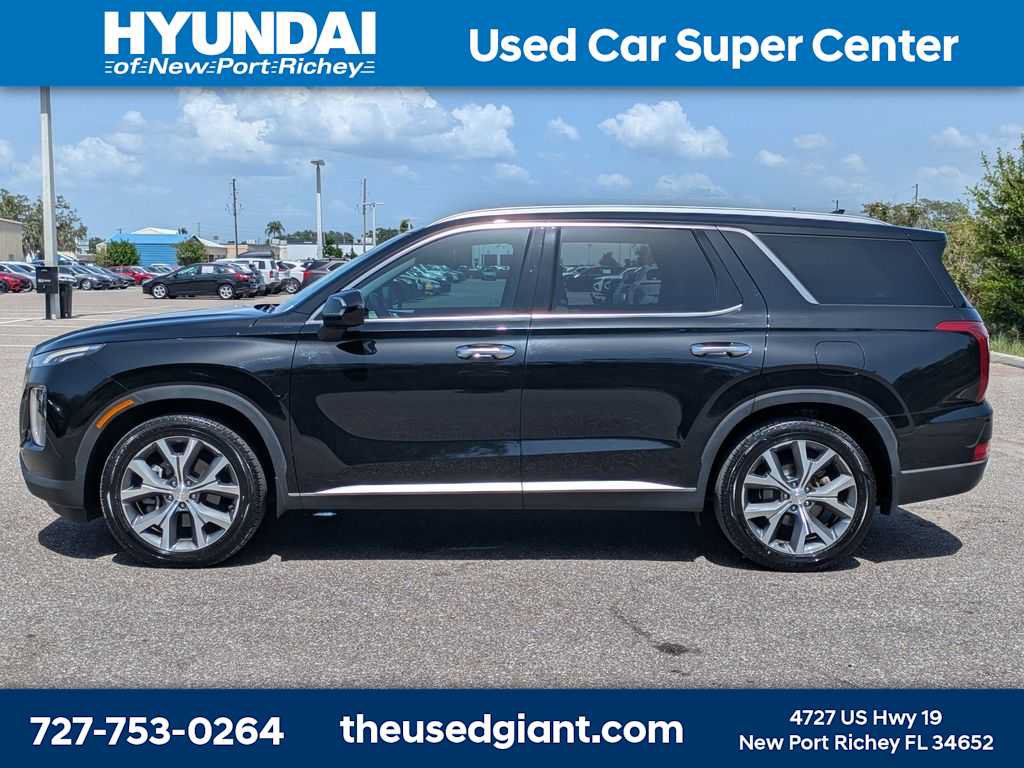 Used 2022 Hyundai Palisade SEL w/ Premium Package FWD image 2