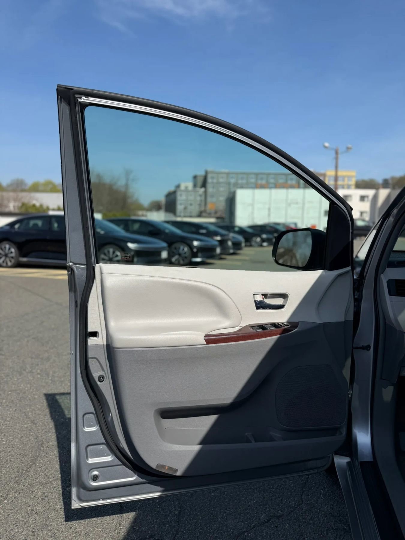 Used 2012 Toyota Sienna XLE FWD image 32