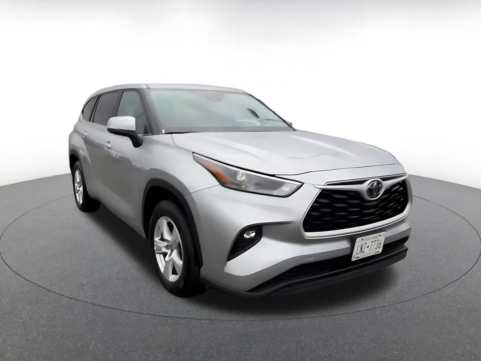 Used 2025 Toyota Highlander LE image 3