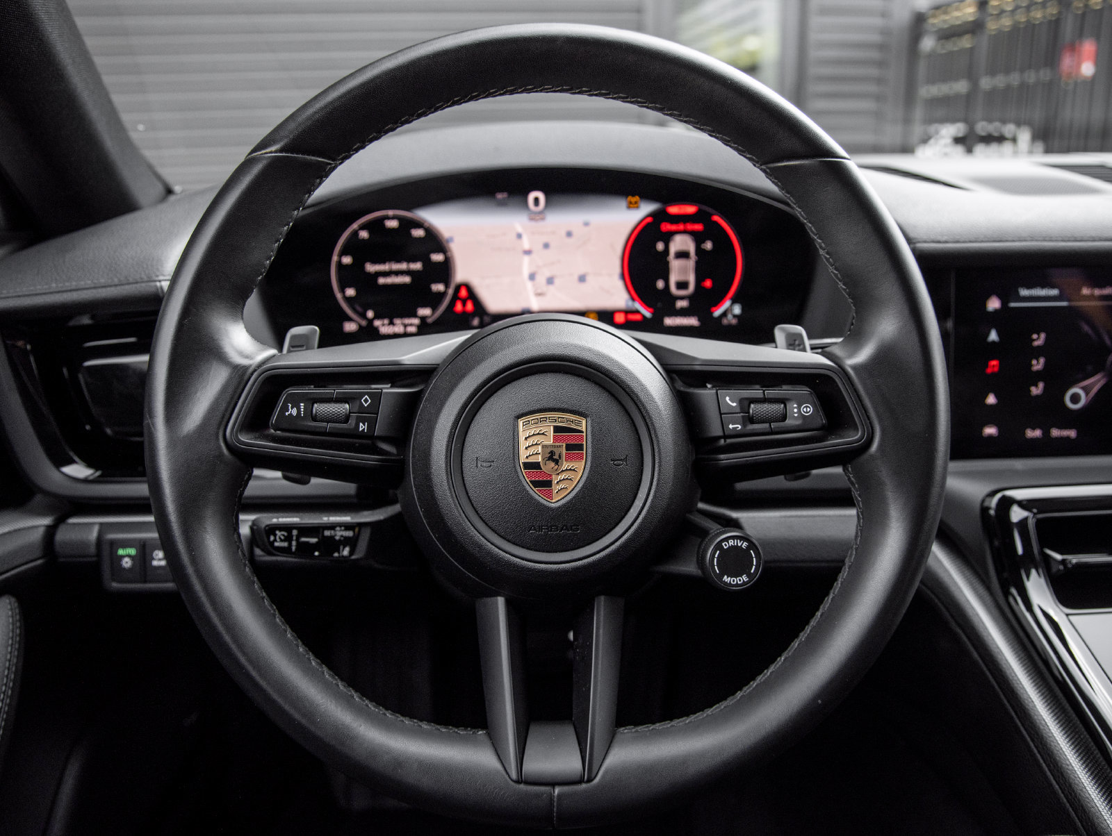 Certified 2025 Porsche Panamera image 26