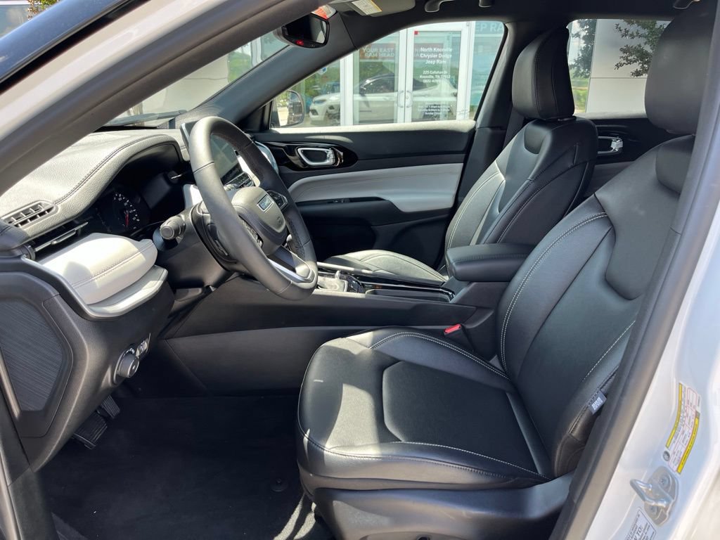 Used 2025 Jeep Compass Limited AWD/4WD image 4