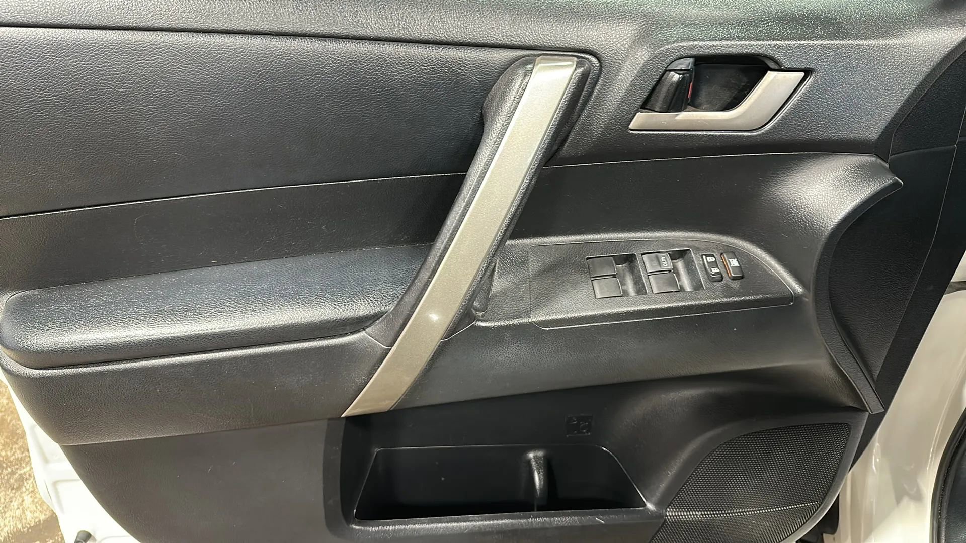 Used 2012 Toyota Highlander SE w/ Tow Pkg image 10