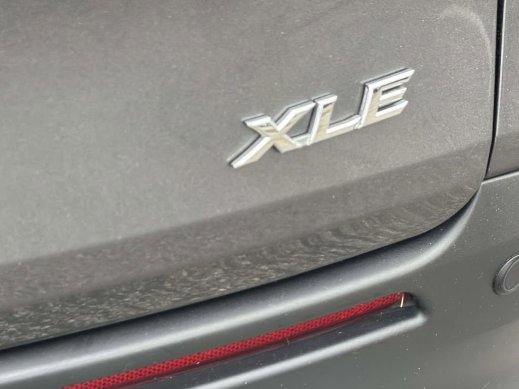 Used 2025 Toyota Sienna XLE image 7