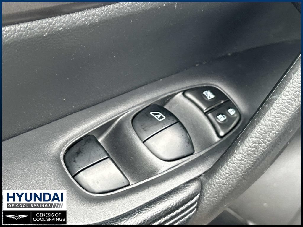 Used 2015 Nissan Rogue SV FWD image 18