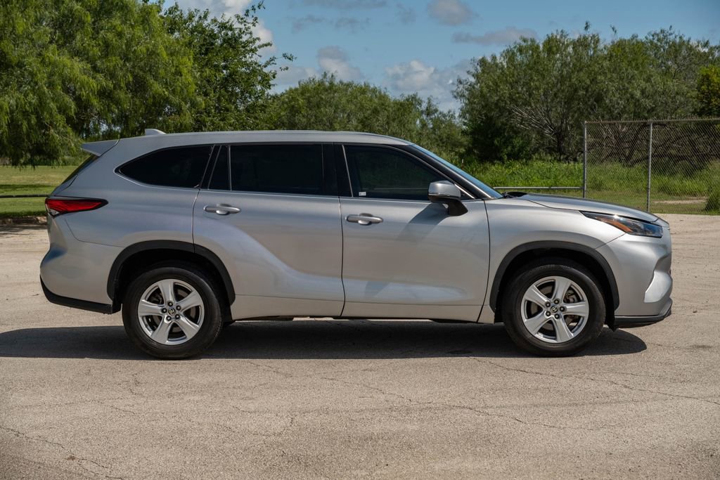 Used 2021 Toyota Highlander L FWD image 9