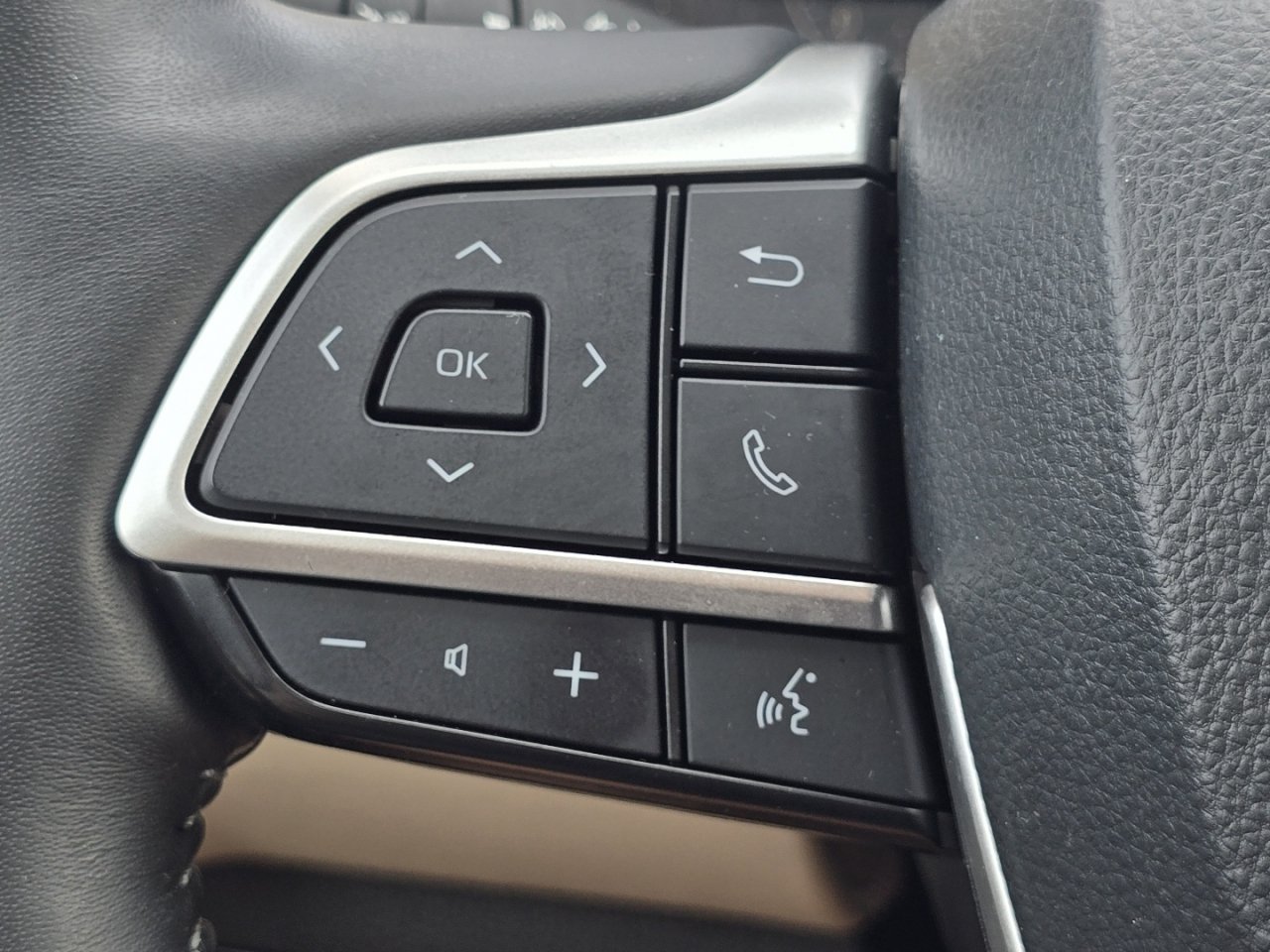 Certified 2024 Toyota Highlander Limited AWD/4WD image 35