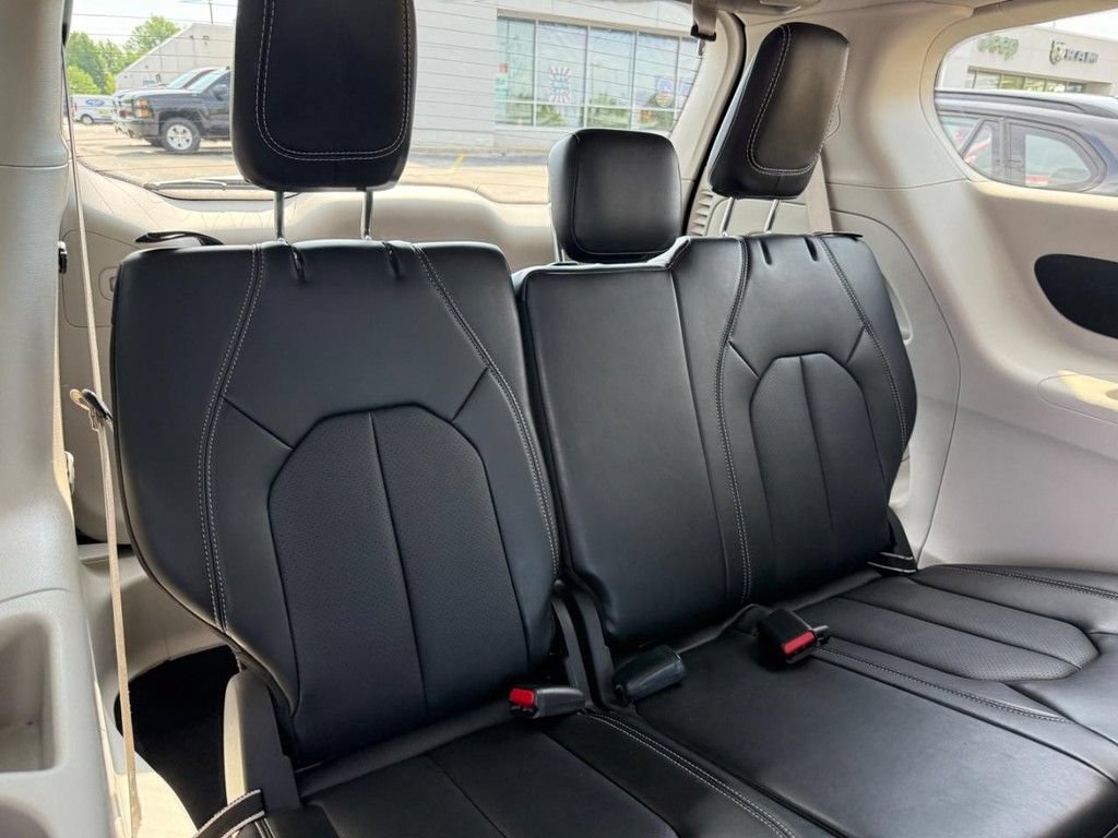 Certified 2024 Chrysler Pacifica Touring-L FWD image 8