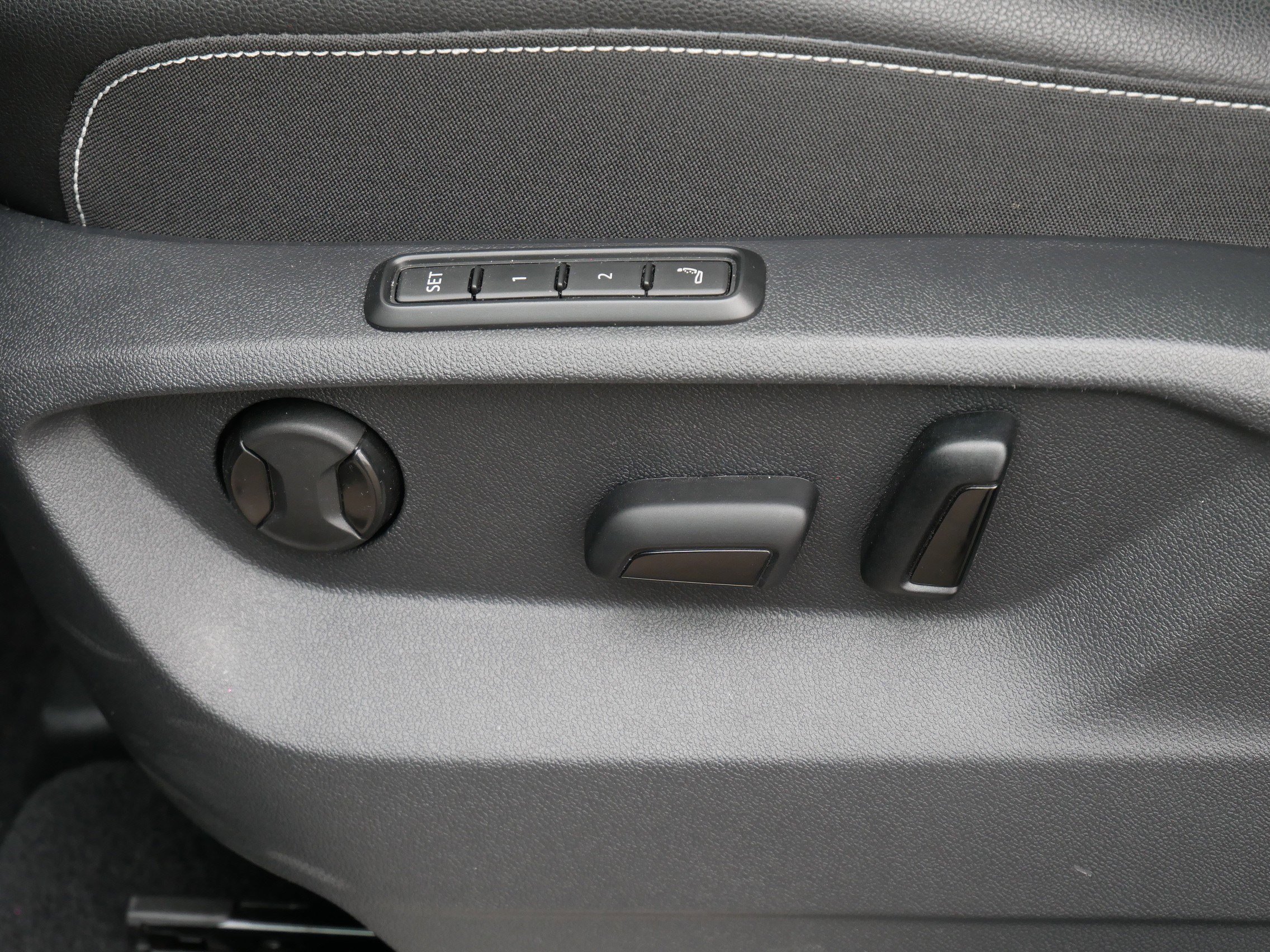 Certified 2025 Volkswagen Atlas Cross Sport SEL Premium R-Line image 20