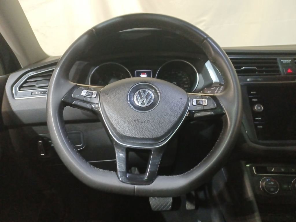 Used 2020 Volkswagen Tiguan SE w/ Panoramic Sunroof Package AWD/4WD image 11