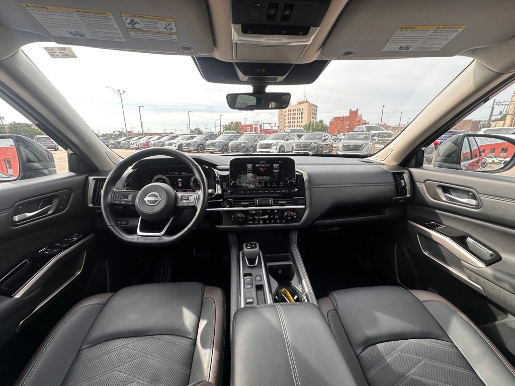 Certified 2025 Nissan Pathfinder Platinum FWD image 21