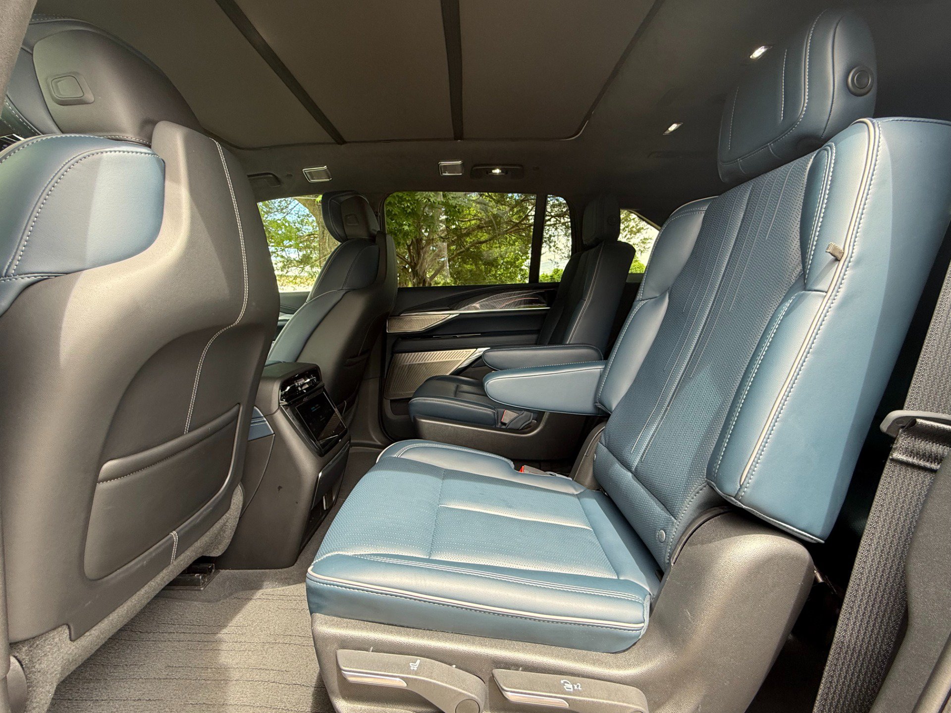 Used 2025 Cadillac Escalade IQ Luxury 2 w/ LPO, Premium Carpet Package AWD/4WD image 13