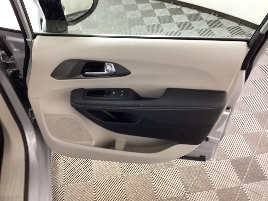 Used 2024 Chrysler Pacifica Touring-L image 9