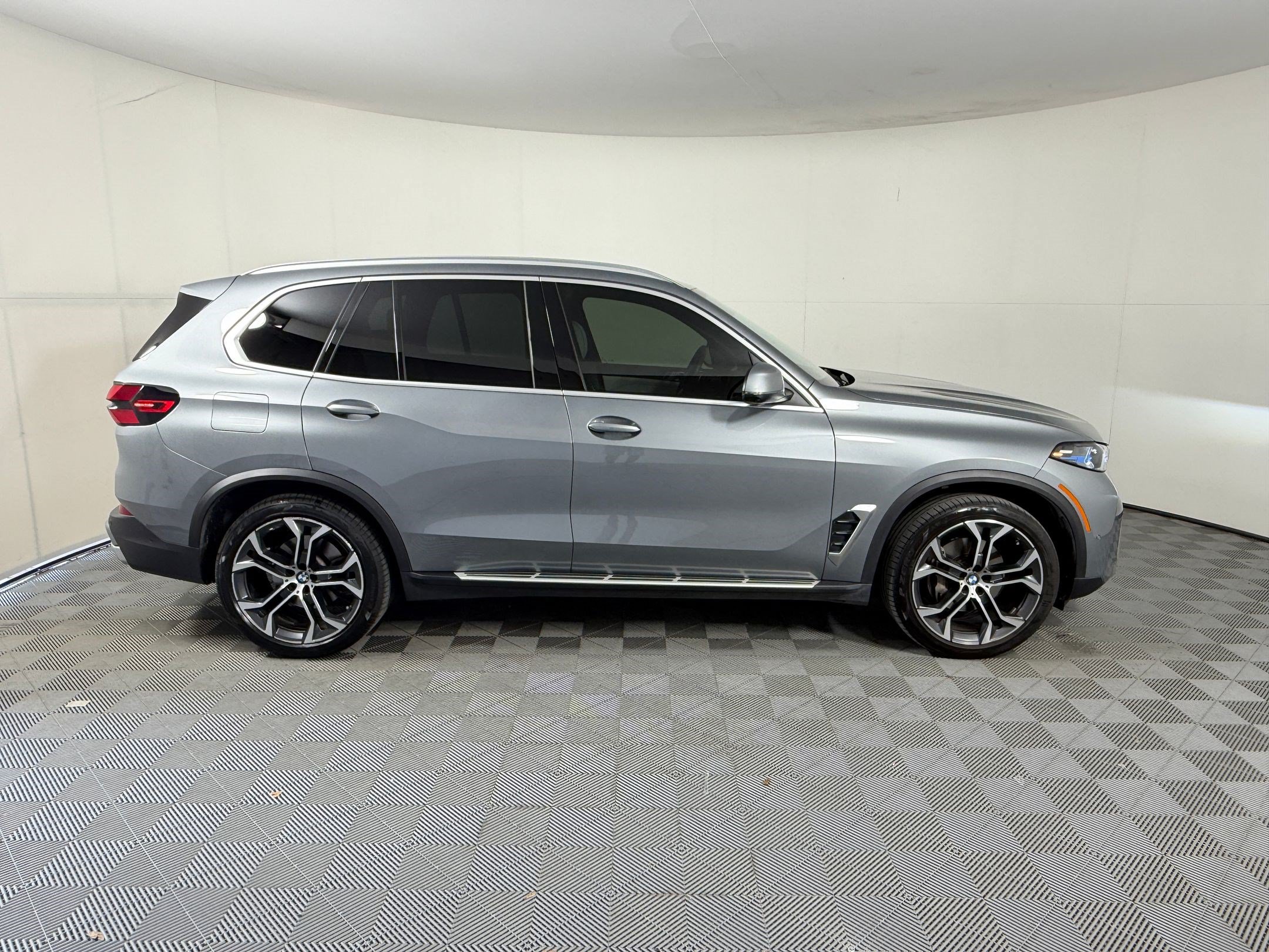 Used 2024 BMW X5 sDrive40i w/ Premium Package RWD image 8