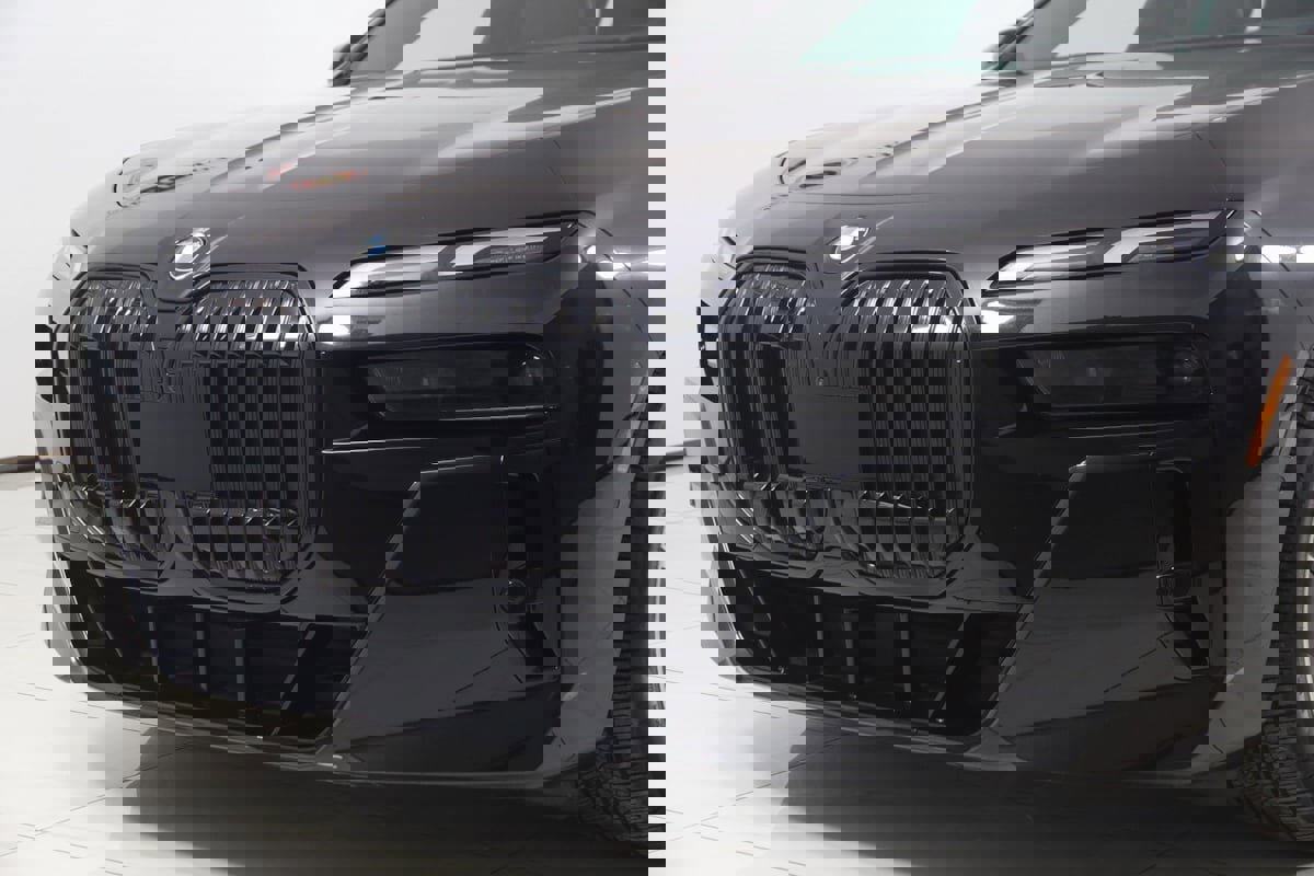 Used 2023 BMW 740i w/ Parking Assistance Package image 76