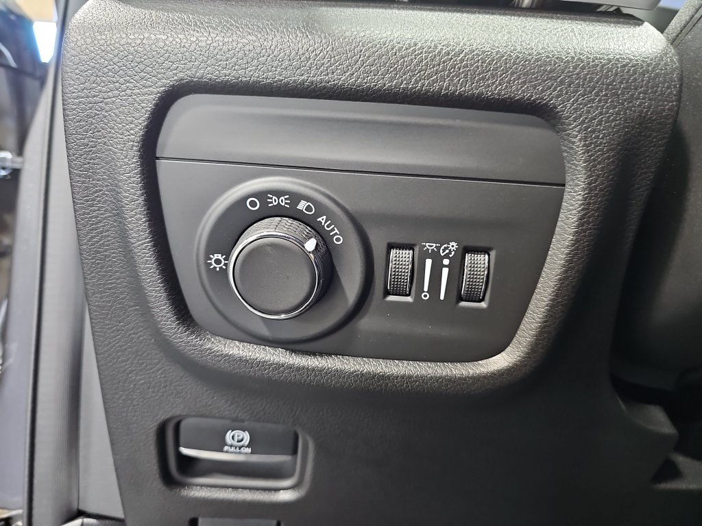 Used 2023 Jeep Grand Cherokee Altitude AWD/4WD image 26