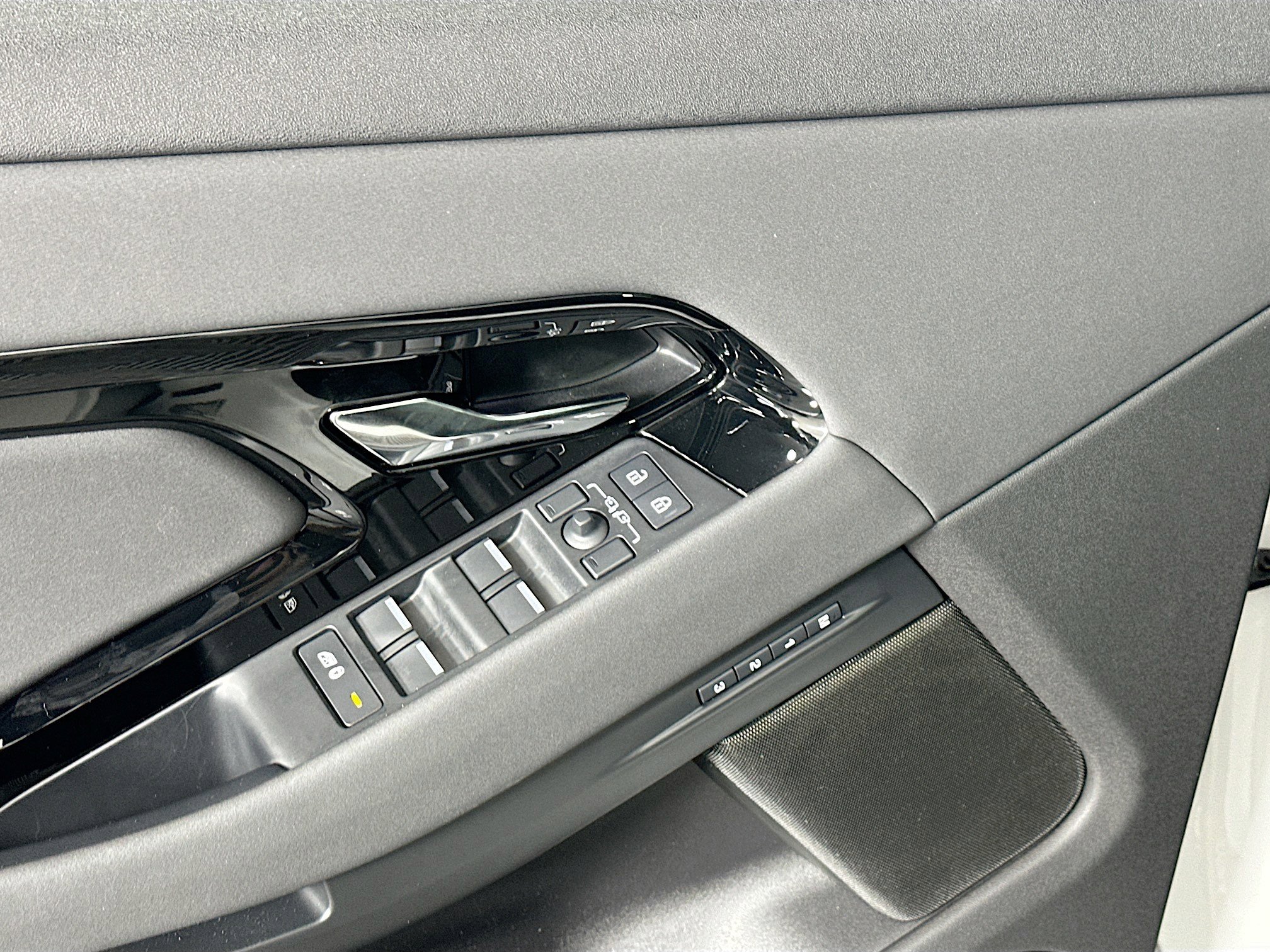 Used 2025 Land Rover Range Rover Evoque S image 15