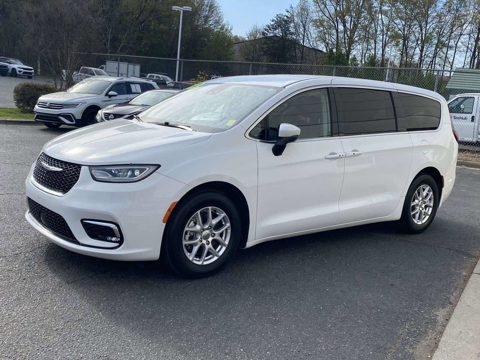 Used 2023 Chrysler Pacifica Touring-L image 3