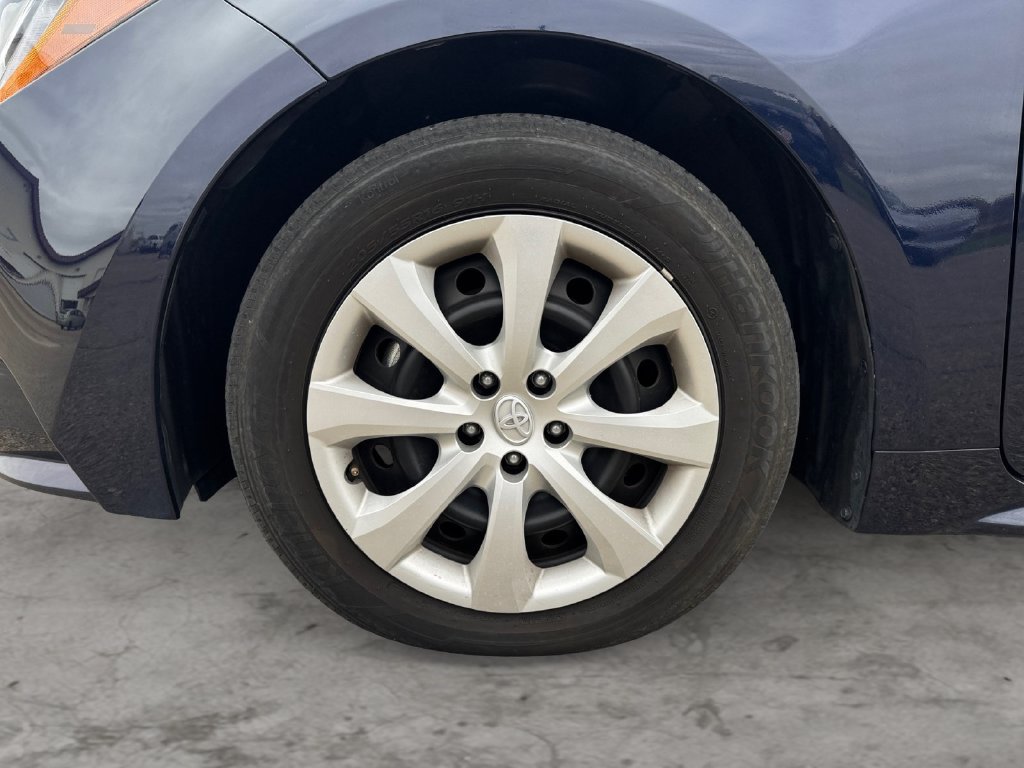 Used 2025 Toyota Corolla LE FWD image 9