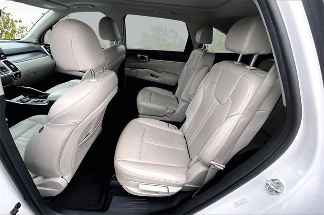Certified 2022 Kia Sorento SX w/ Panoramic Sunroof Package image 24