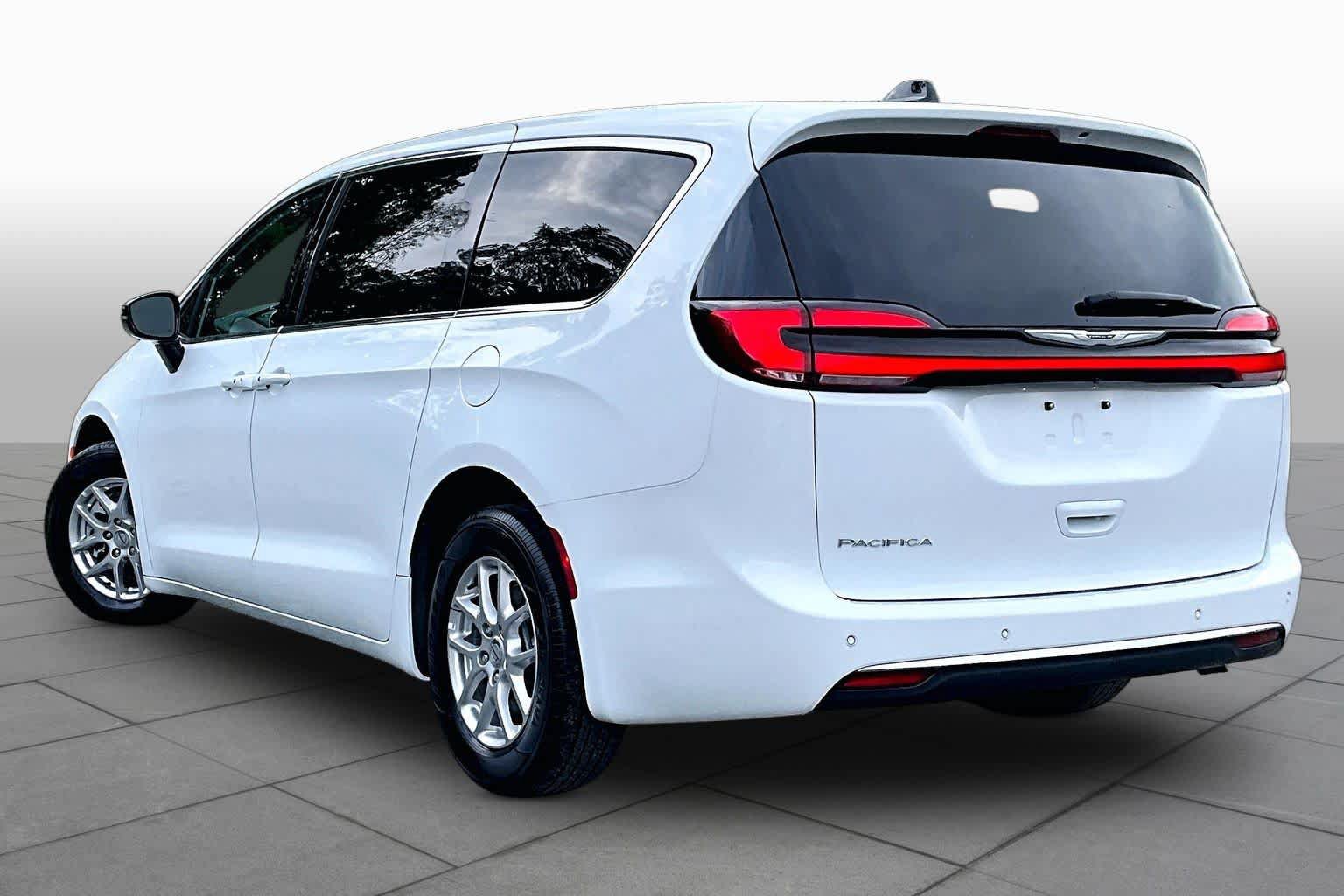 Used 2025 Chrysler Pacifica Select FWD image 12